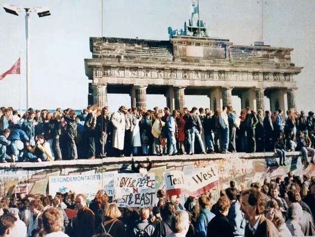 caida del muro de berlín hechos historicas - Como afectó la caída del Muro de Berlín en la cultura