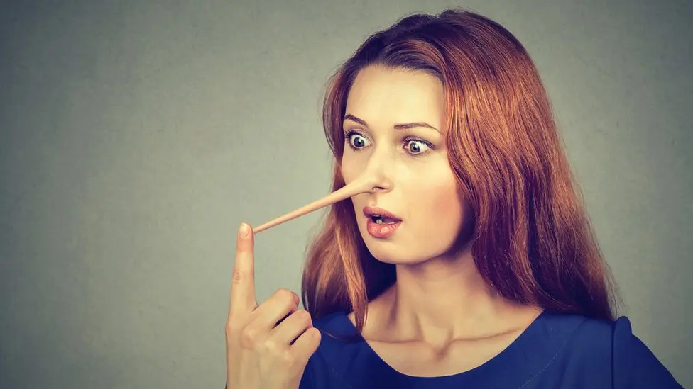 decir mentiras como hechos reales - Cuál es la diferencia entre mentir y engañar