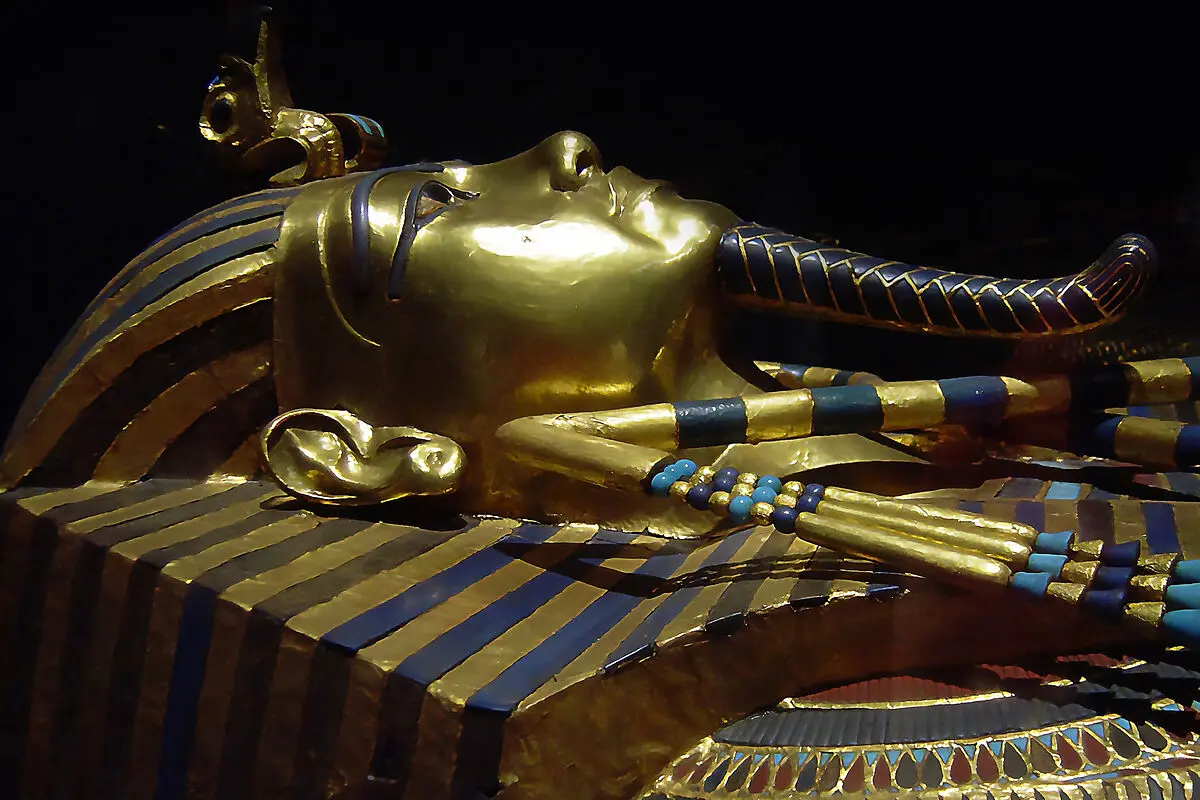 historia de las sandalias reales de tutankamon - Que les pasó a los que descubrieron la tumba de Tutankamón