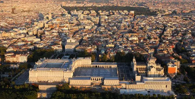 palacio real hechos y personajes historicos - Quién mandó hacer el Palacio Real